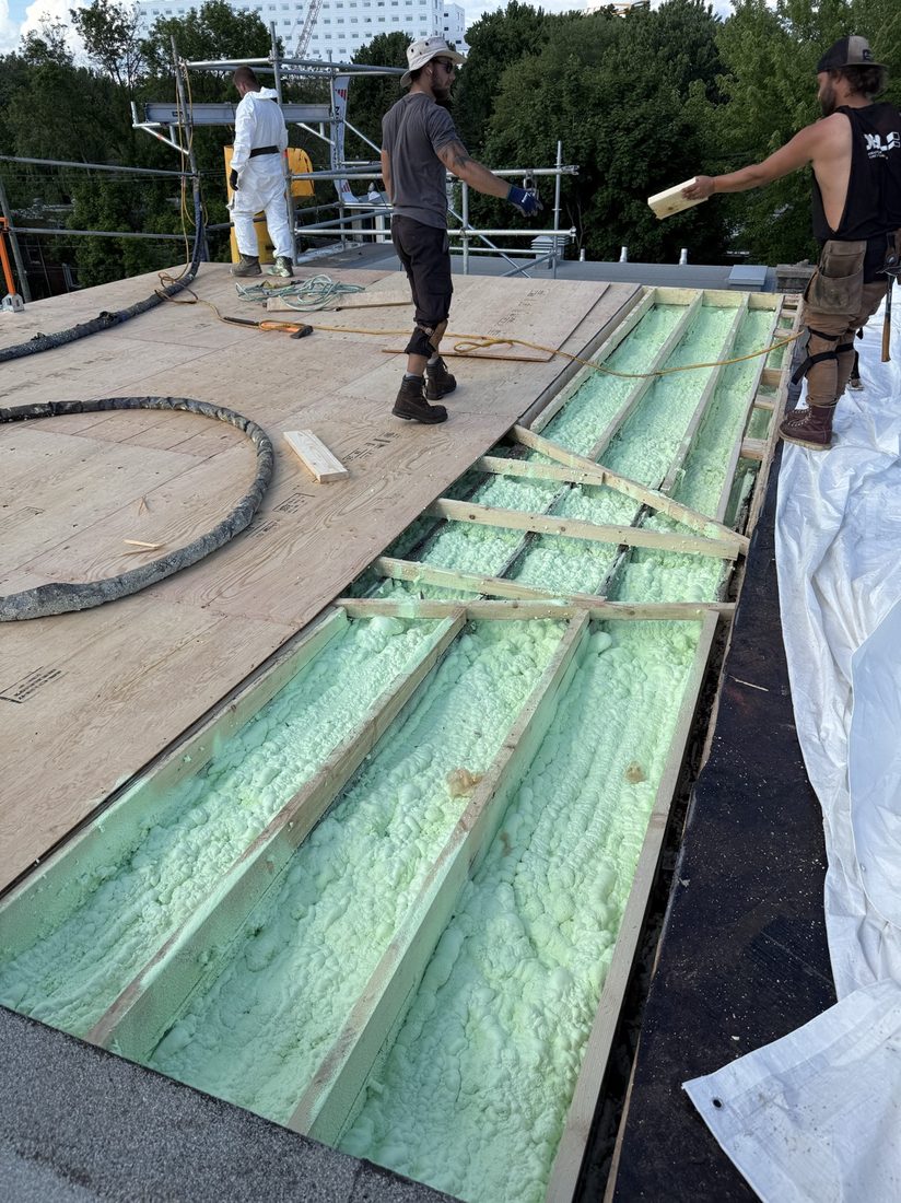 Uréthane giclé sur un toit plat extérieur